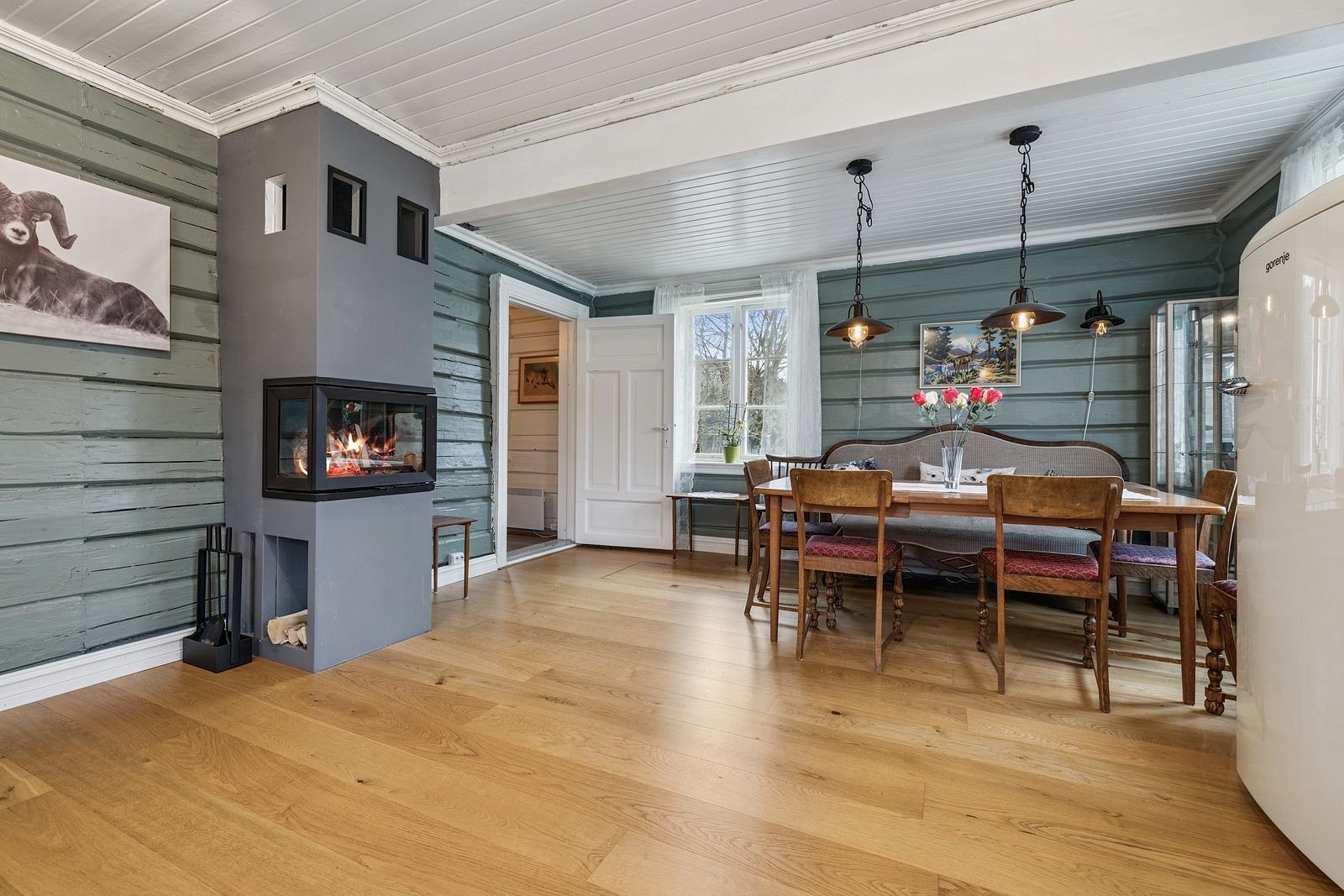 Spisestue med vedovn og plass til spisebord med tilhørende møblement. Galleribilde