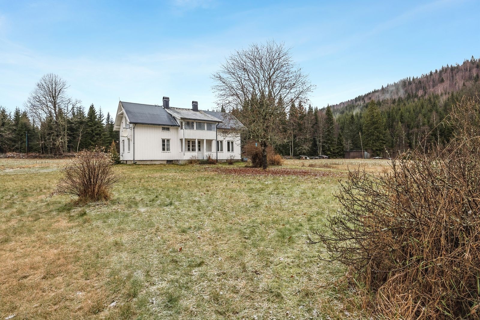 Eneboligen ligger i landlige omgivelser med hage. Galleribilde