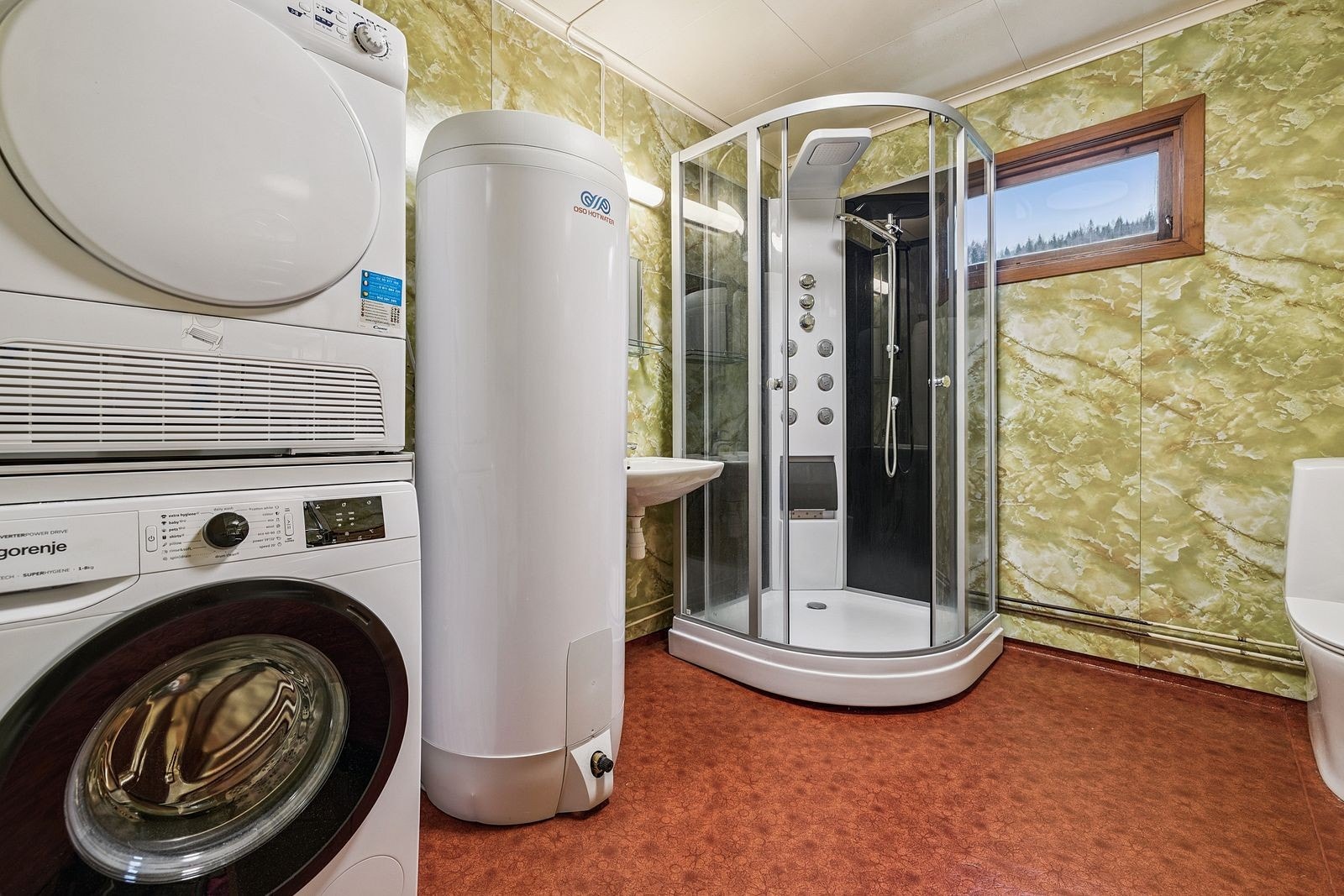 Bad med vaskemaskin og tørketrommel. Galleribilde