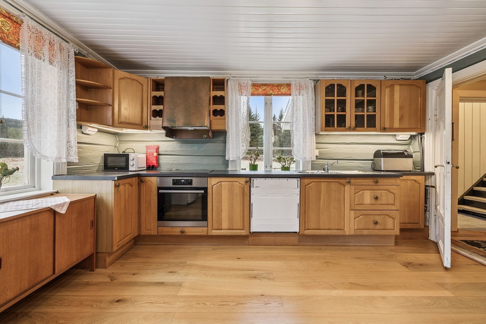 Kjøkken med mye skapplass. Integrer stekeovn og stekeplate. Galleribilde