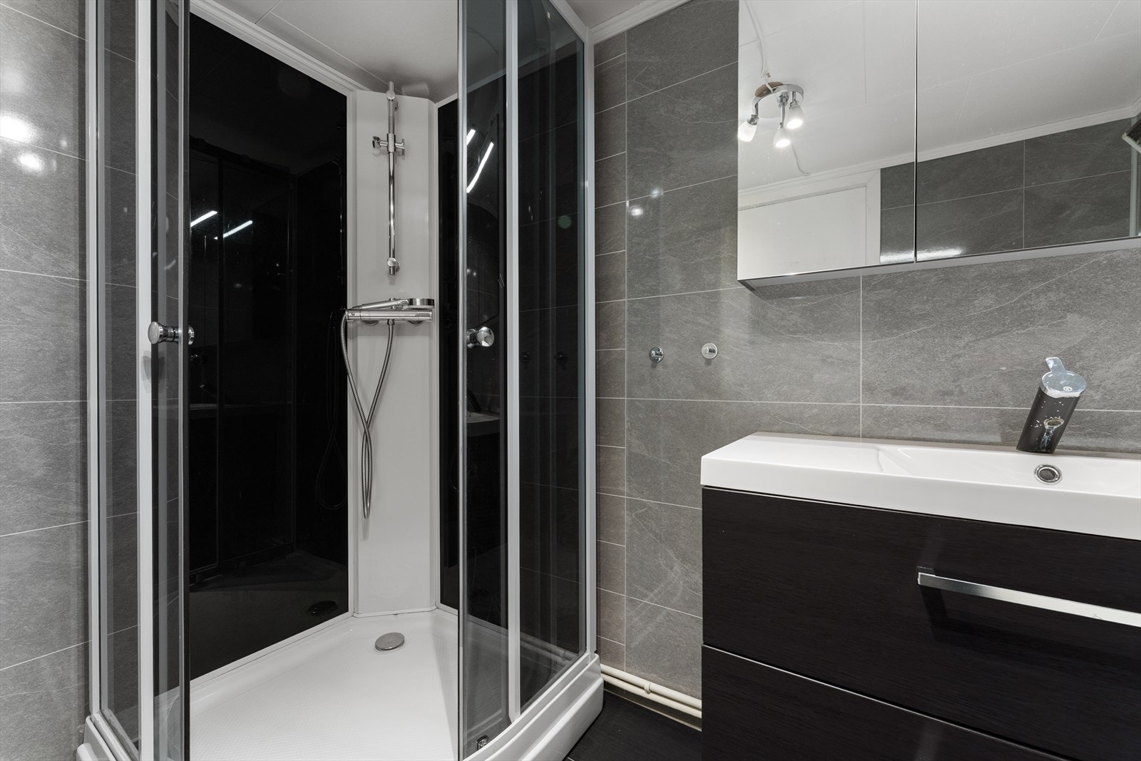 Moderne og stilrent baderom med dusjkabinett. Perfekt for en praktisk og komfortabel hverdag. Galleribilde
