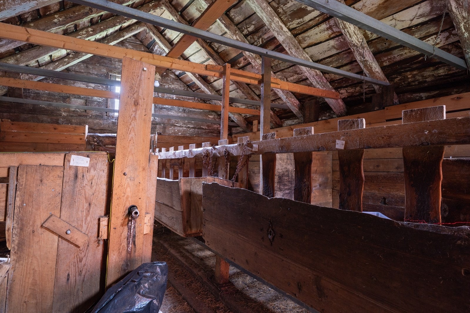 Innvendig gammel bygning for dyrehold. Galleribilde