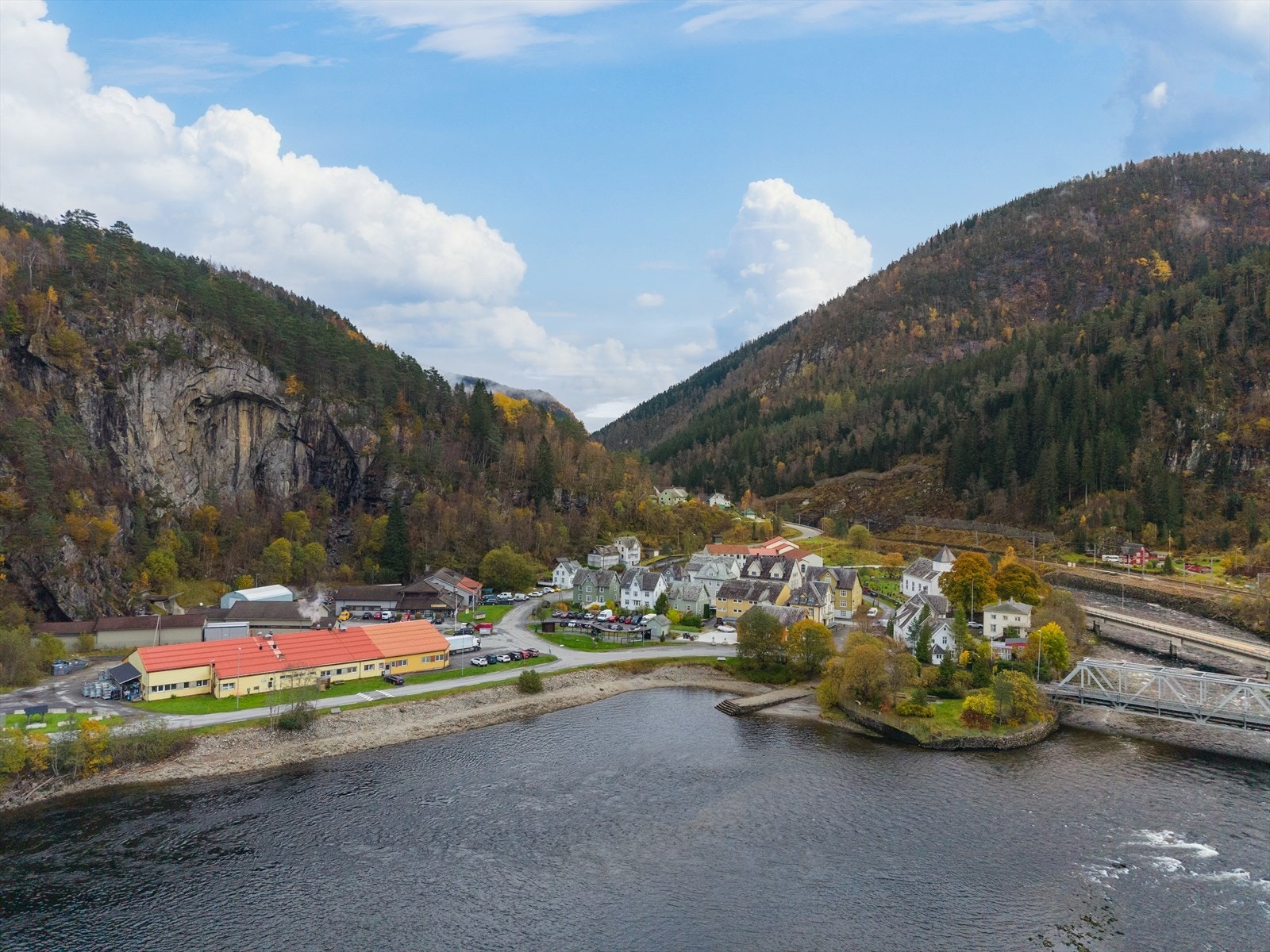 Evanger sentrum. 10 minutter fra boligen. Galleribilde