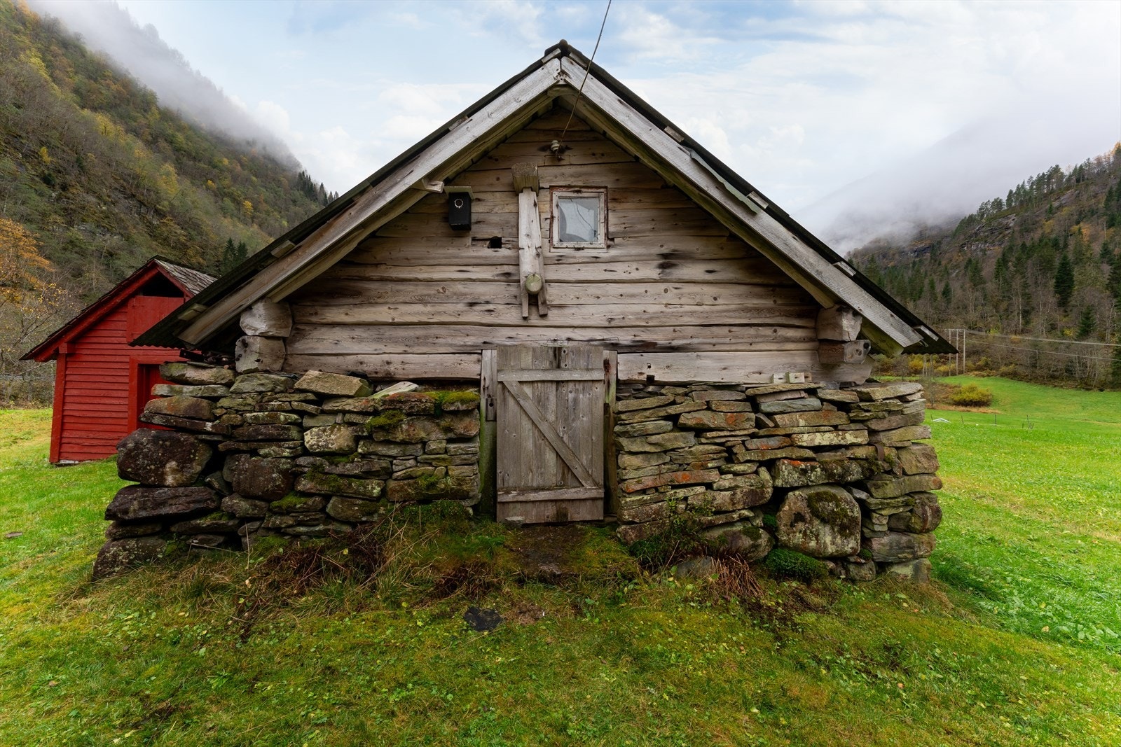 Gammel bygning for dyrehold. Galleribilde