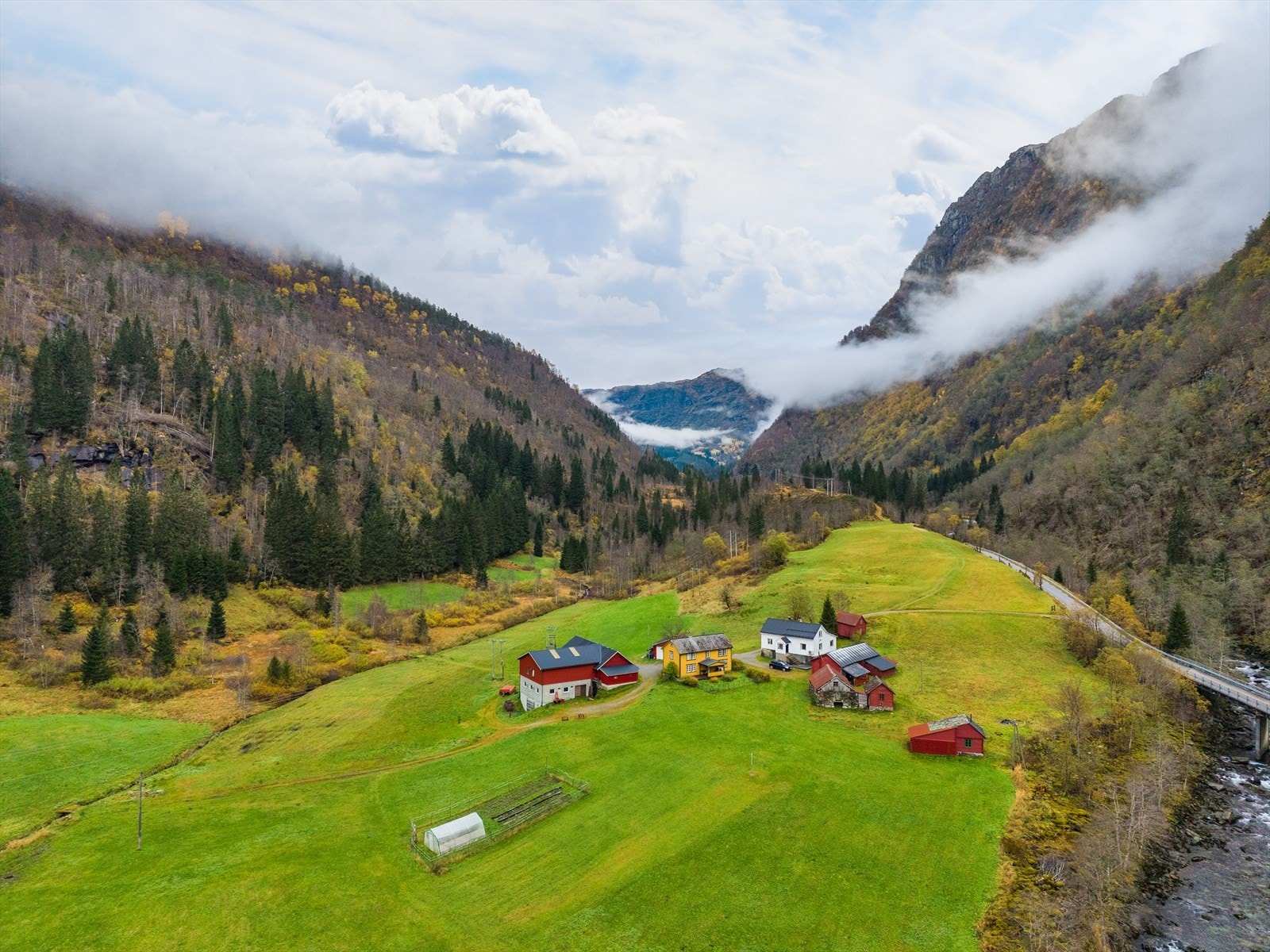 Idyllisk beliggenhet med naturskjønt landskap, grønne enger, fjell og elv. Galleribilde