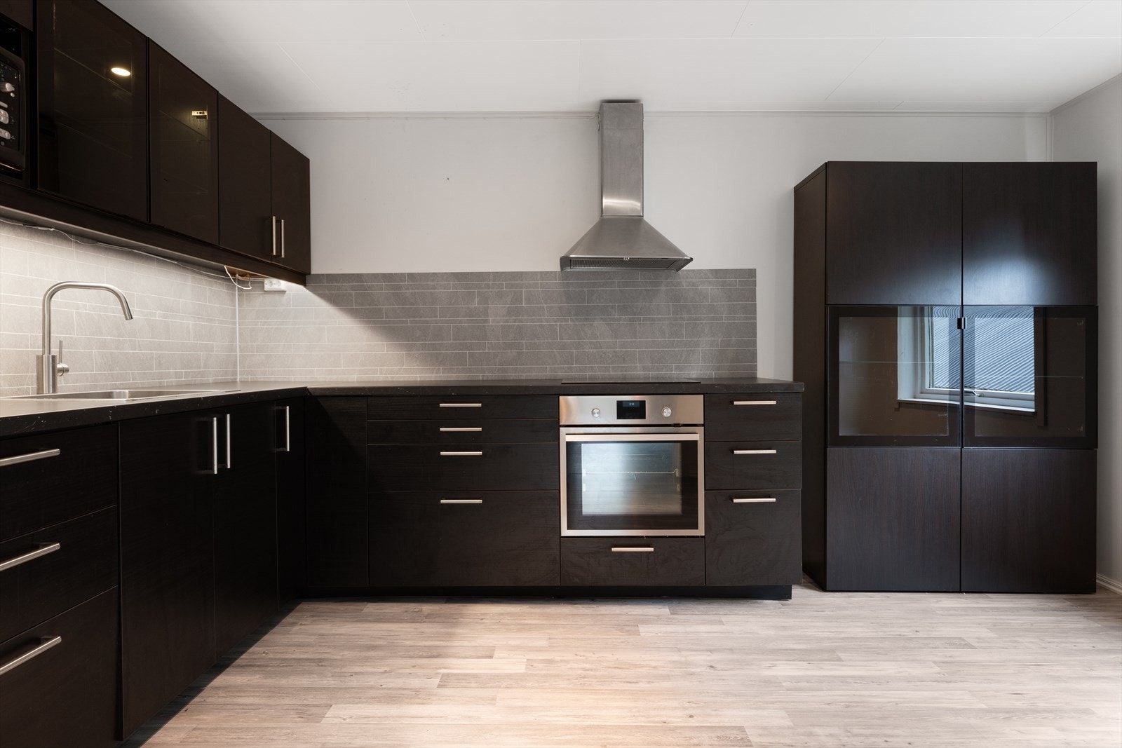 Moderne kjøkken med stilrent design, integrerte hvitevarer og god lagringsplass. Perfekt for matlaging og sosiale sammenkomster. Galleribilde