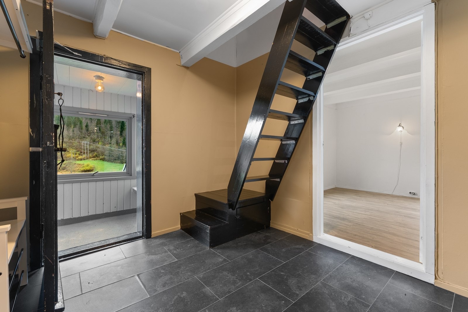 Entre/gang i første etasje med trapp opp i 2 etasje. Galleribilde