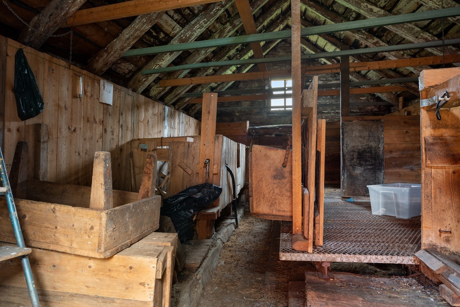 Innvendig gammel bygning for dyrehold. Galleribilde