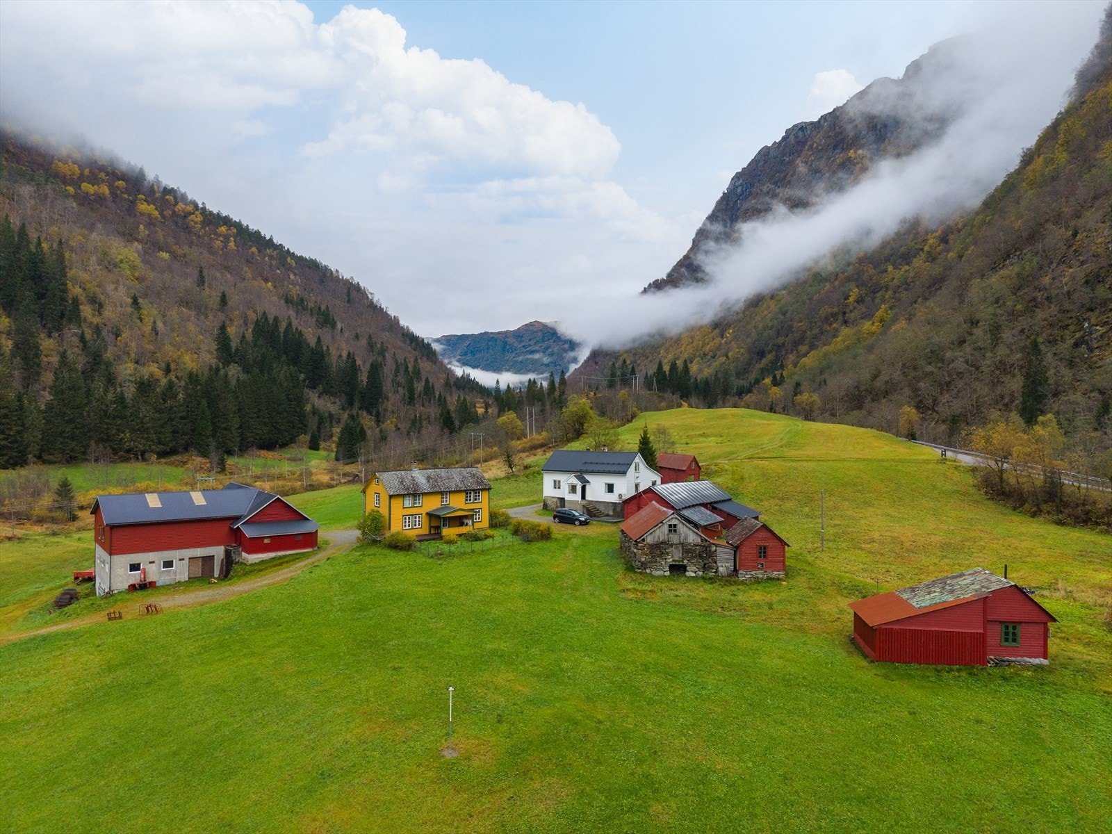 Sjarmerende eiendom i naturskjønt landskap, omgitt av majestetiske fjell og frodig natur. Perfekt for fredelige omgivelser og friluftsliv. Galleribilde