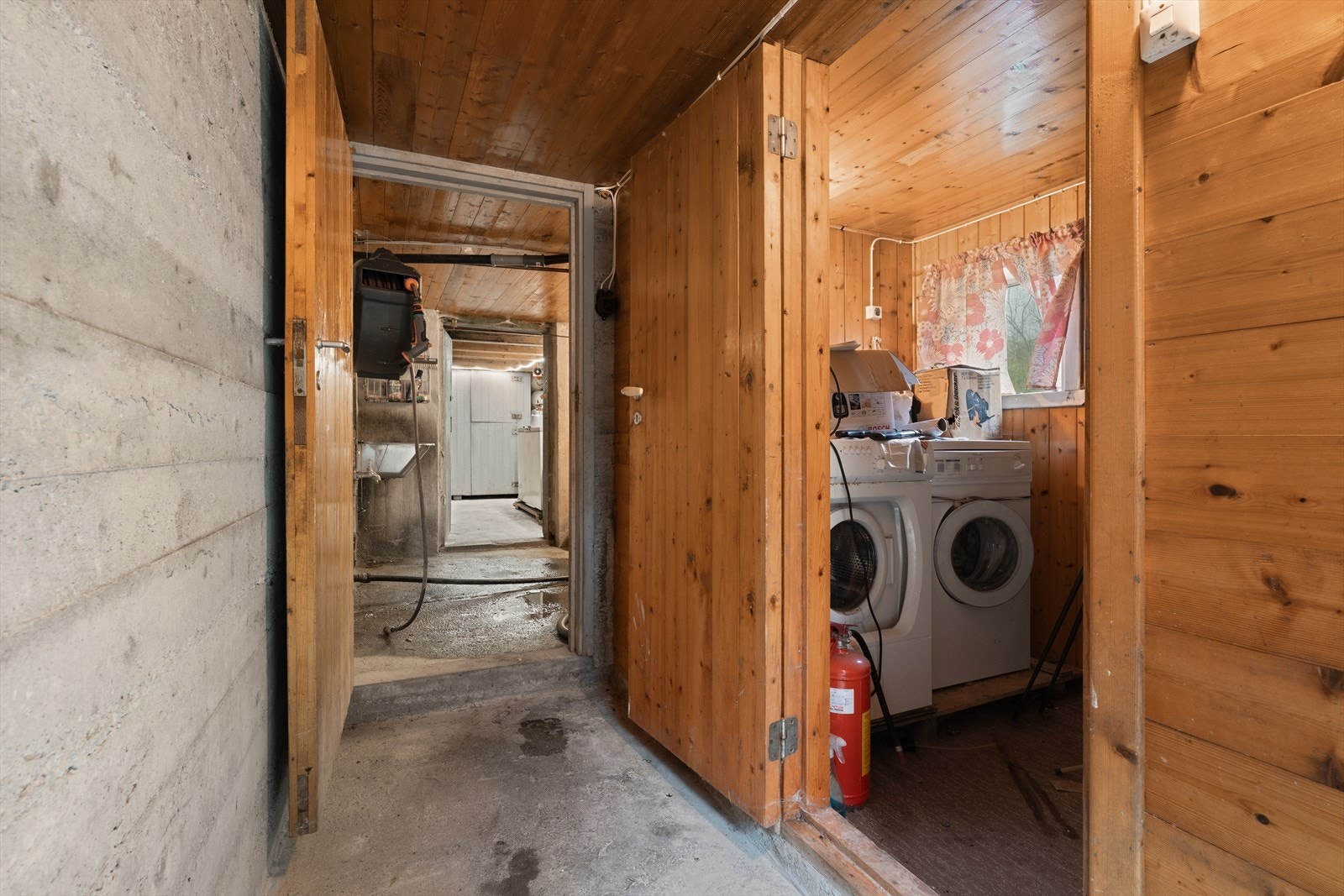 Kjeller og vaskerom i hovedhuset. Galleribilde