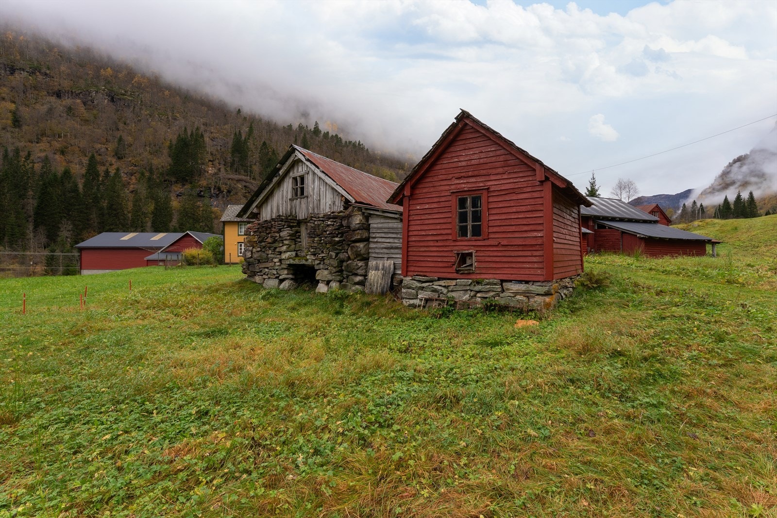 Lagerbygning og bygg for husdyrhold. Galleribilde