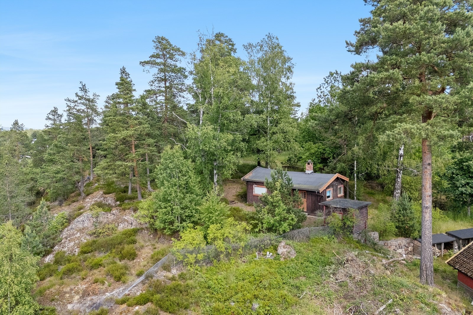 Dette er en stor eiendom som ligger i et attraktivt område sentralt på Nesoddtangen. Galleribilde