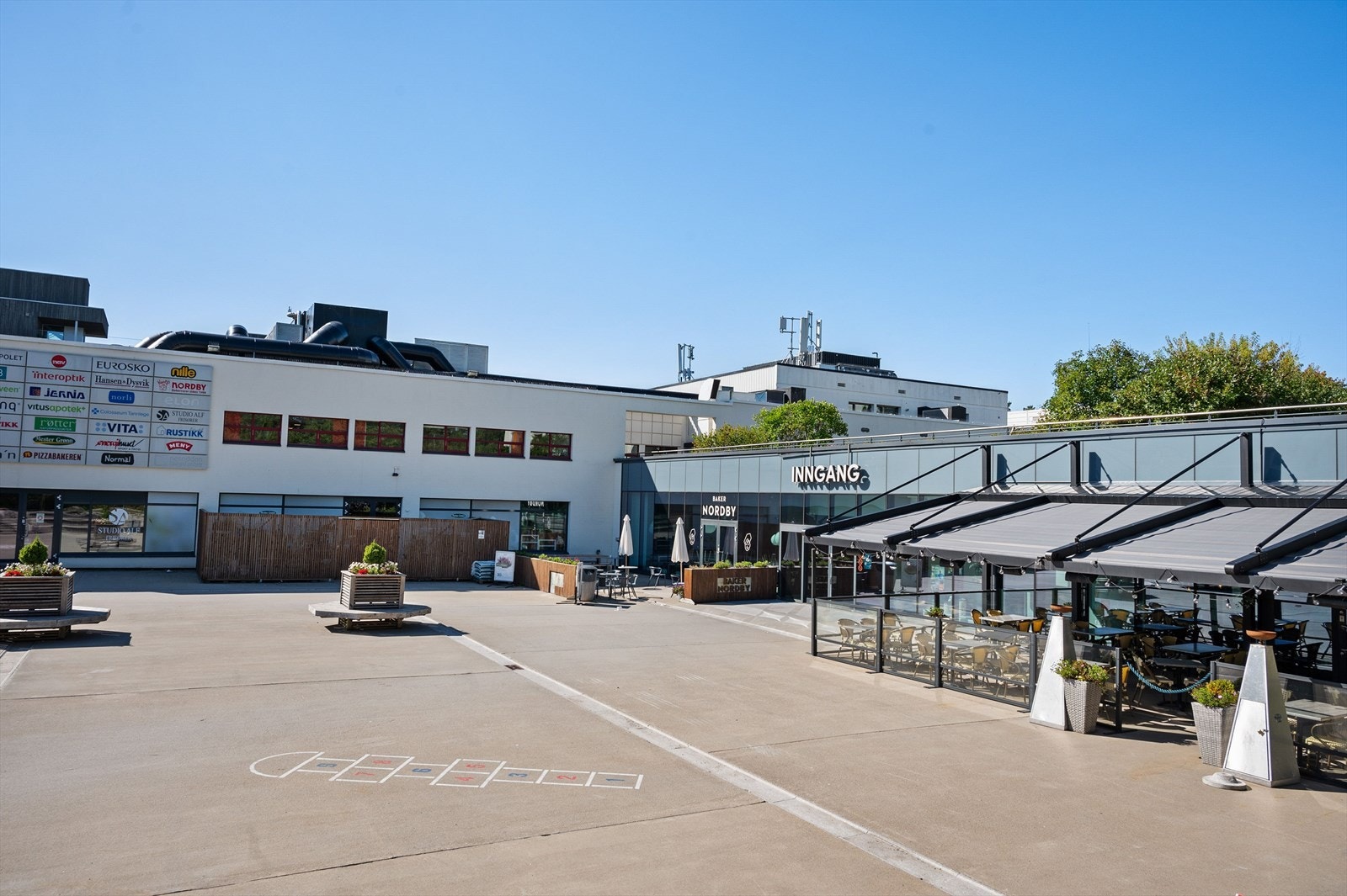 Flere servicer på Tangen som Vinmonopol, blomsterforretning og frisør. Galleribilde