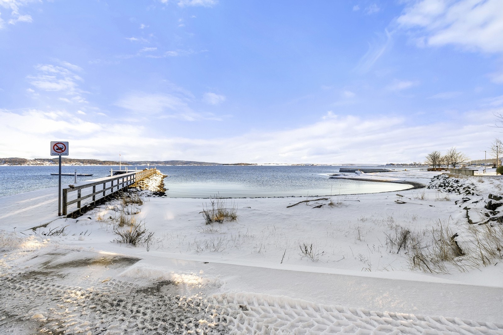Kort vei ned til bryggekanten og den populære bystranden. Galleribilde