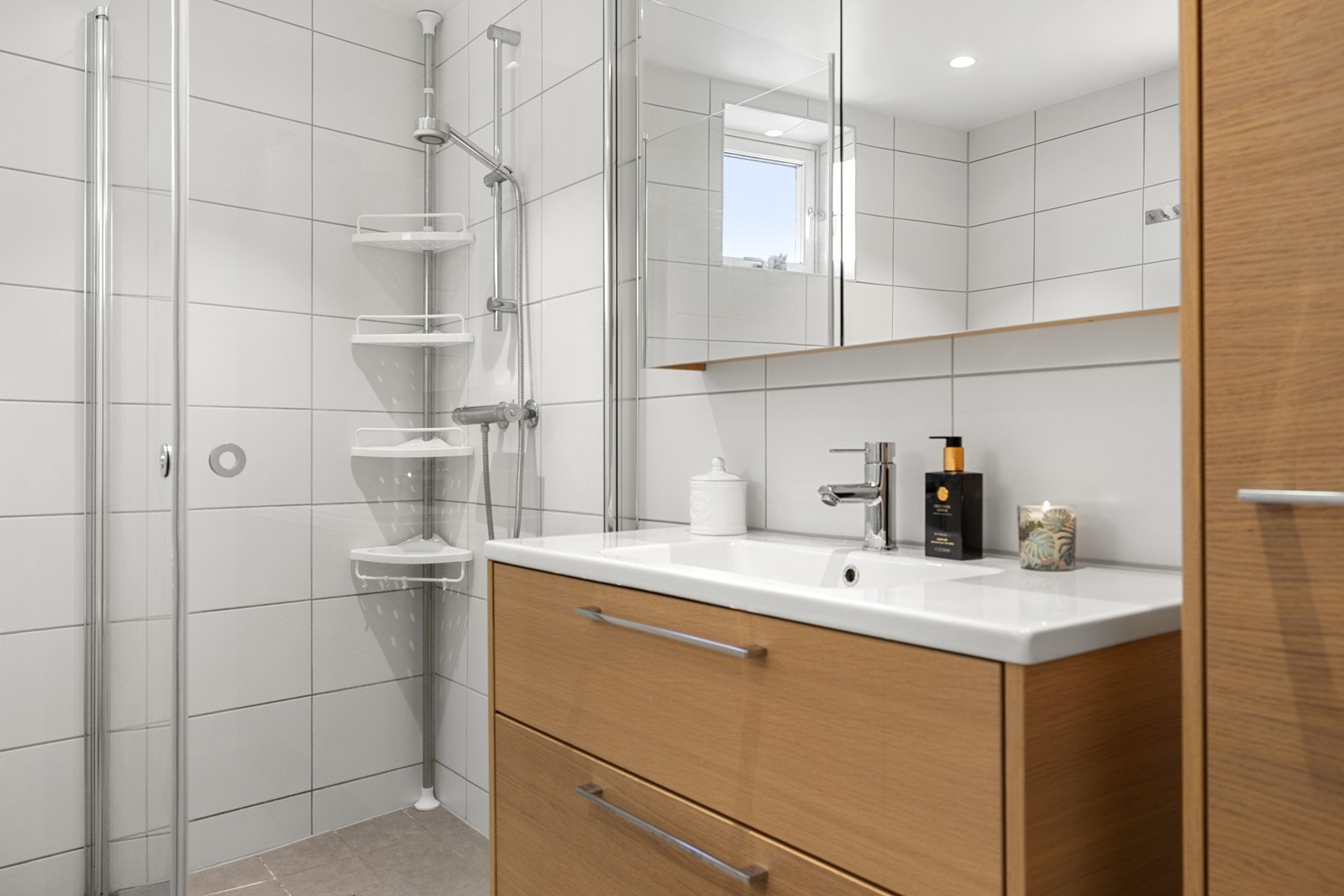 Baderomsinnredning med heldekkende servant og gode oppbevaringsmuligheter i skuffer. Galleribilde