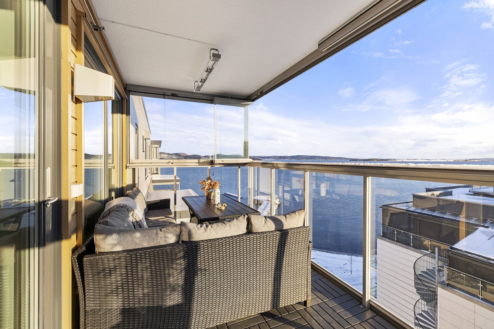 Her er det god plass til en romslig sittegruppe for sosiale sammenkomster. Galleribilde