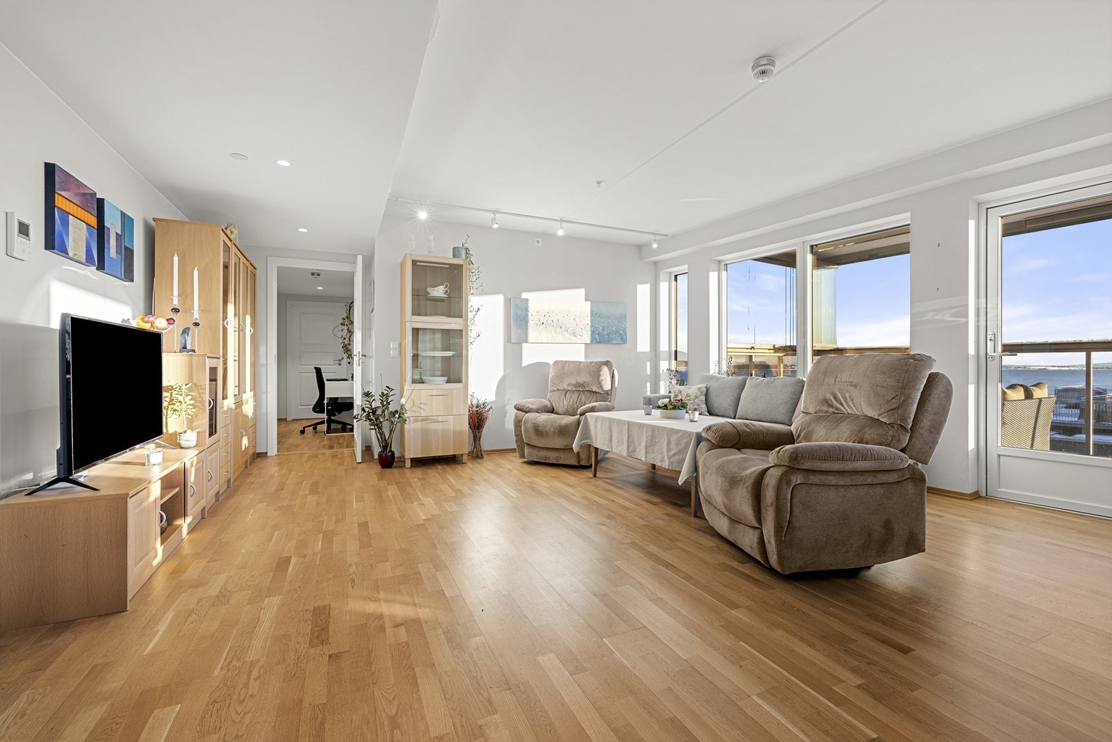 Den åpne planløsningen gir fleksible møbleringsmuligheter for både sofagruppe og spisebord. Galleribilde