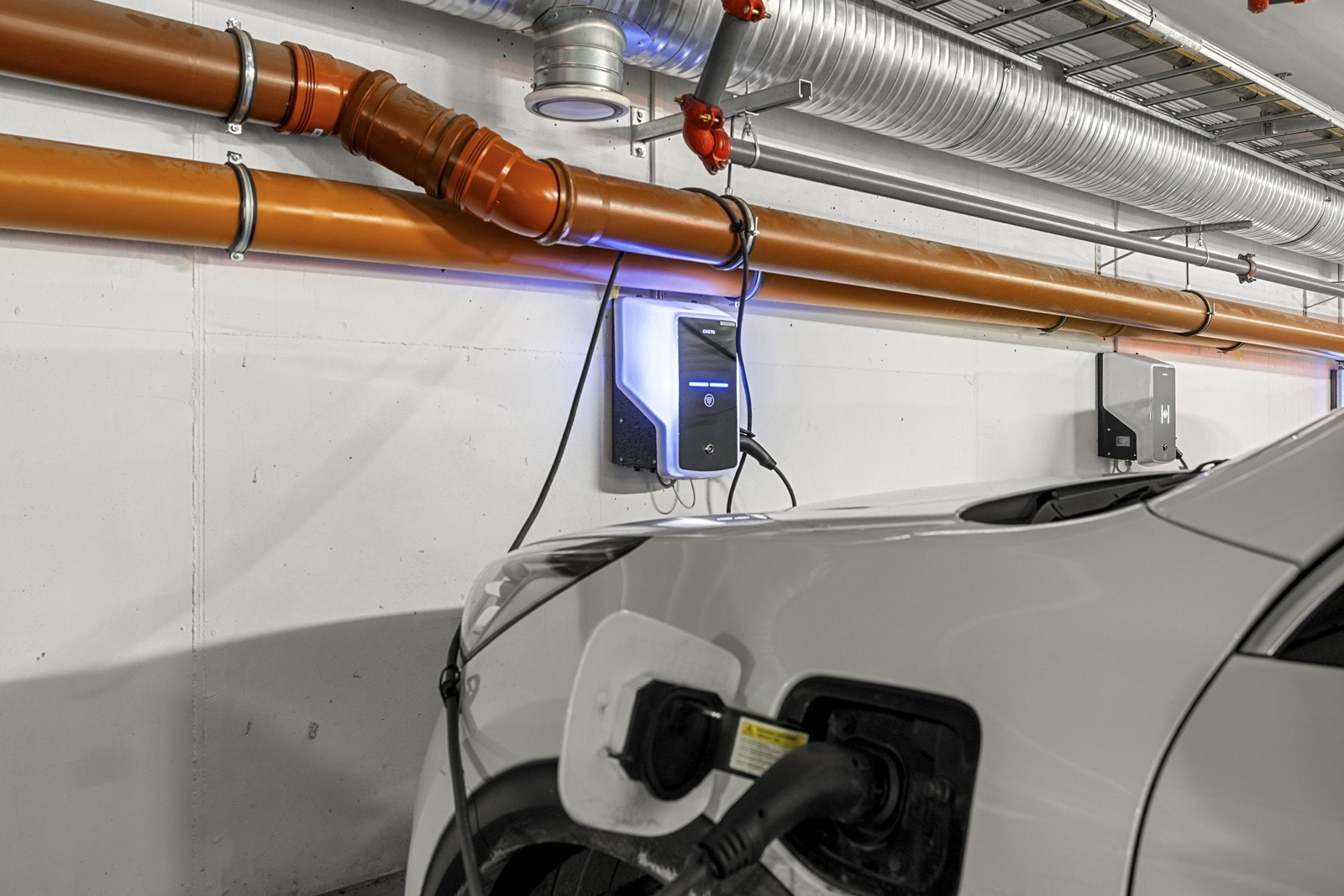 Garasjeplassen er utstyrt med egen ladeboks for elbil. Galleribilde
