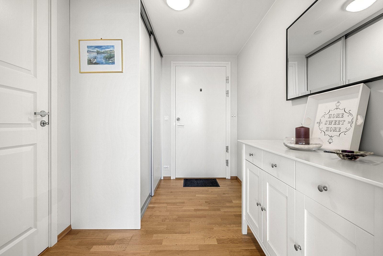 Lys og innbydende entré med god plass til oppbevaring i skyvedørsgarderobe. Galleribilde