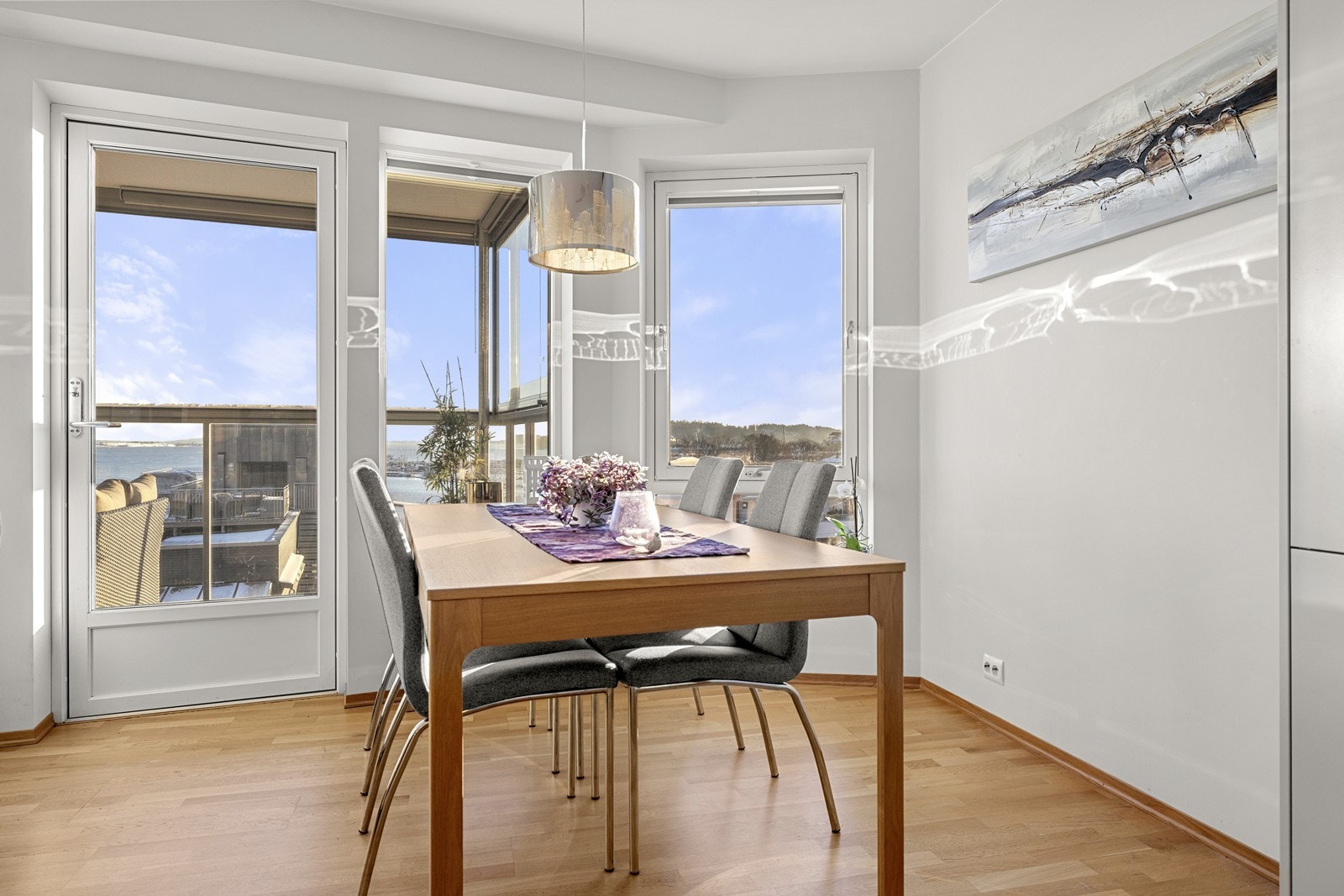 Spiseplassen er naturlig plassert ved vinduet, med direkte utgang til balkongen. Galleribilde