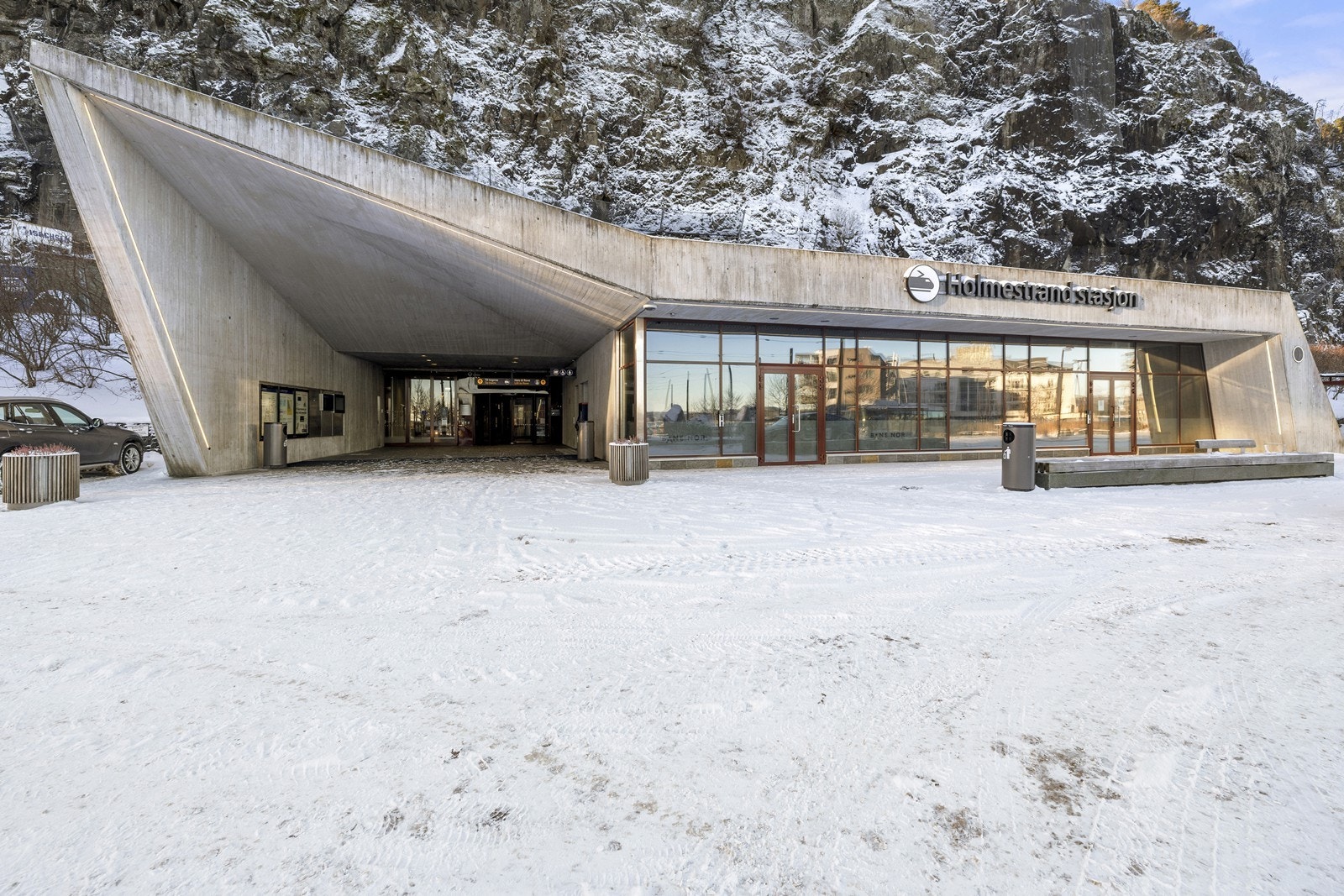 Holmestrand stasjon, med heis opp fra sentrum, ligger i gangavstand. Galleribilde