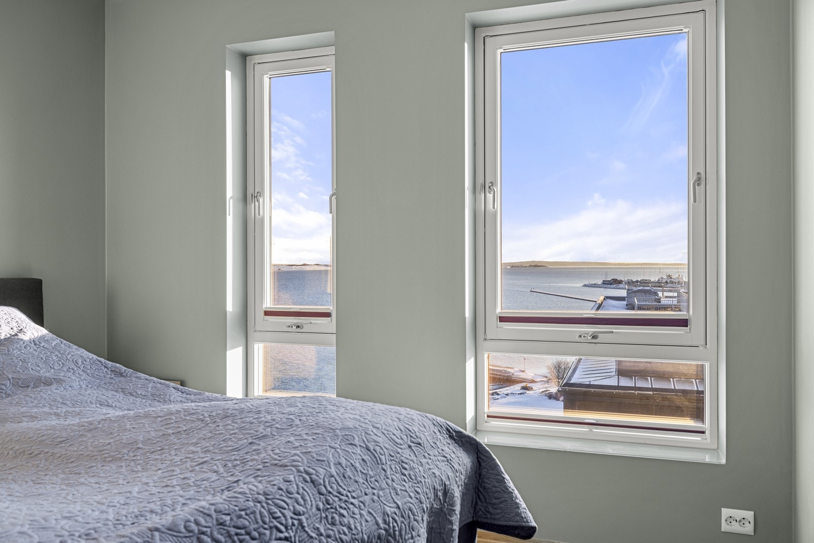 Også fra soverommet kan man nyte utsikten mot sjøen. Galleribilde