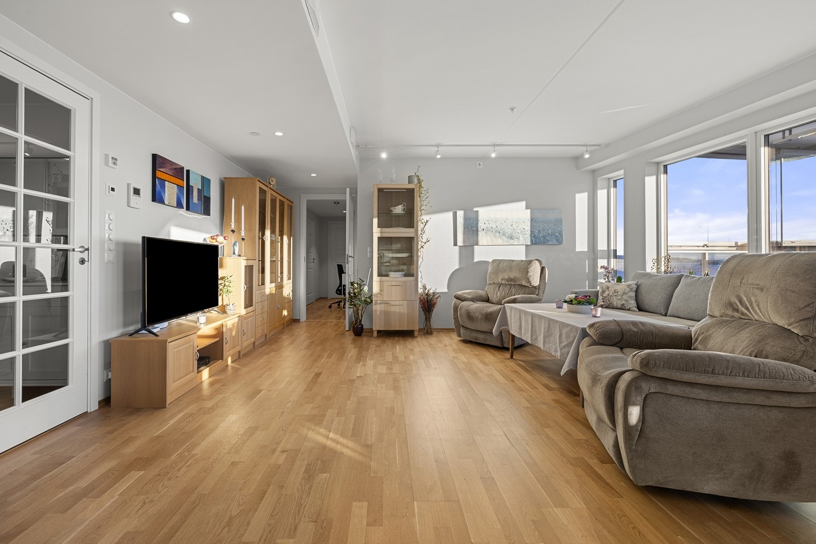 Stuen er romslig med eikeparkett på gulv og store vindusflater. Galleribilde