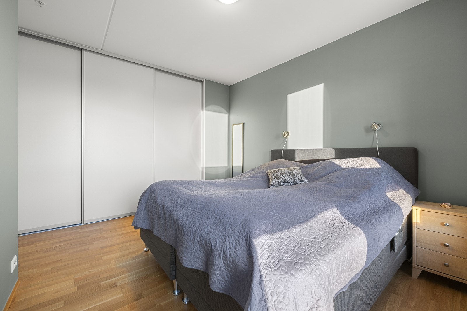 En stor skyvedørsgarderobe gir rikelig med oppbevaringsplass på hovedsoverommet. Galleribilde