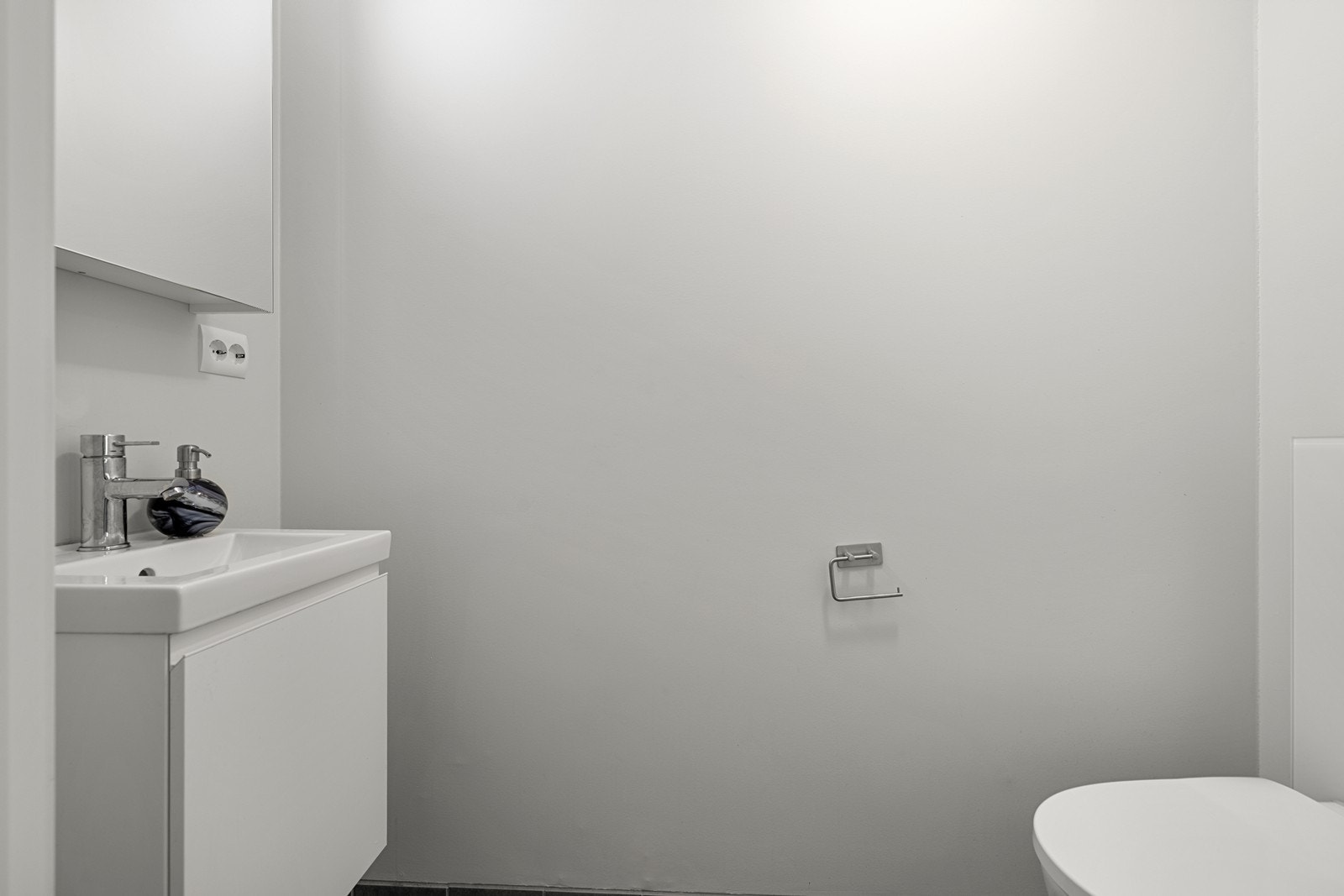 Leiligheten har også et separat gjestetoalett i tilknytning til mellomgangen. Galleribilde