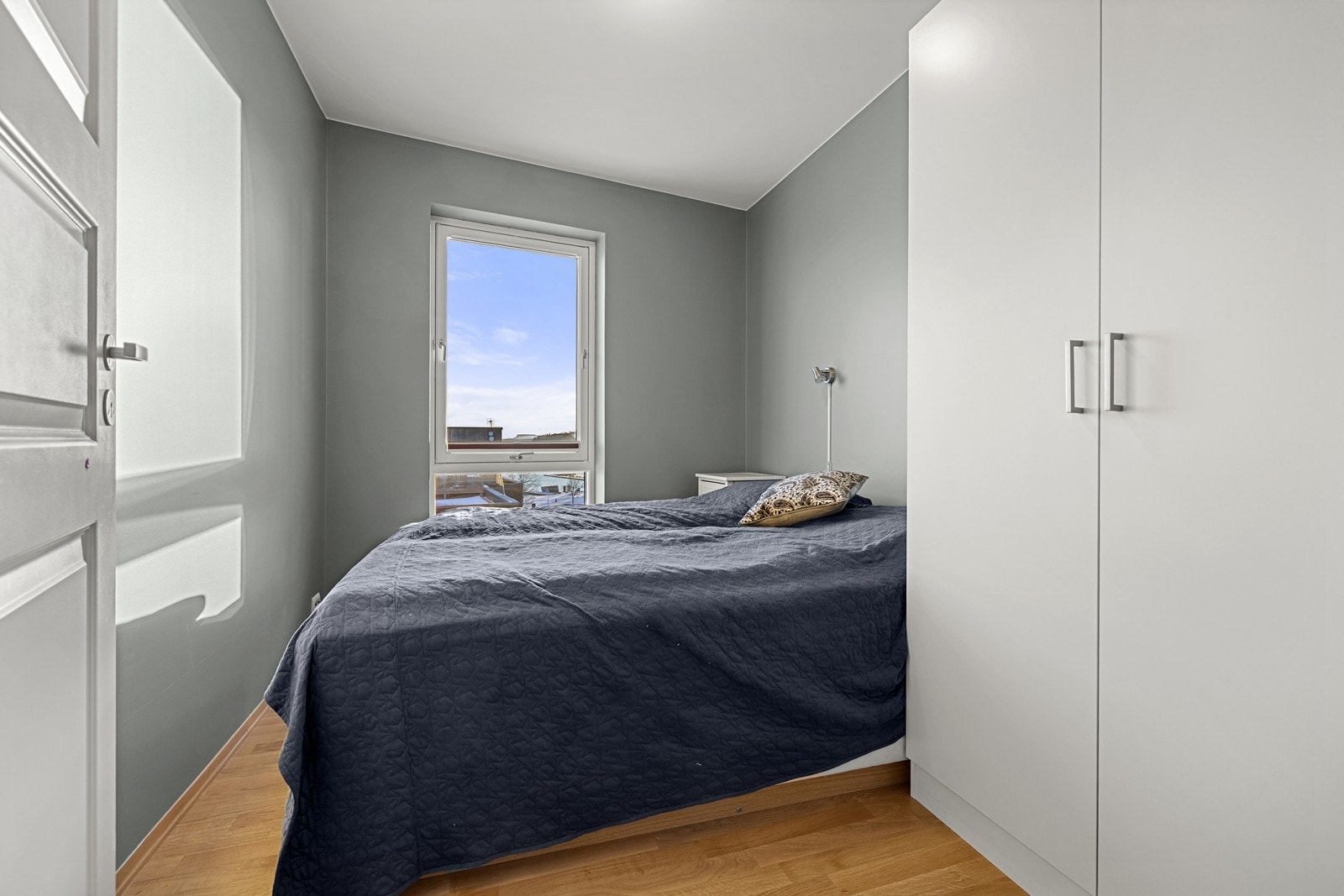 Leilighetens andre soverom egner seg godt som gjesterom, barnerom eller kontor. Galleribilde