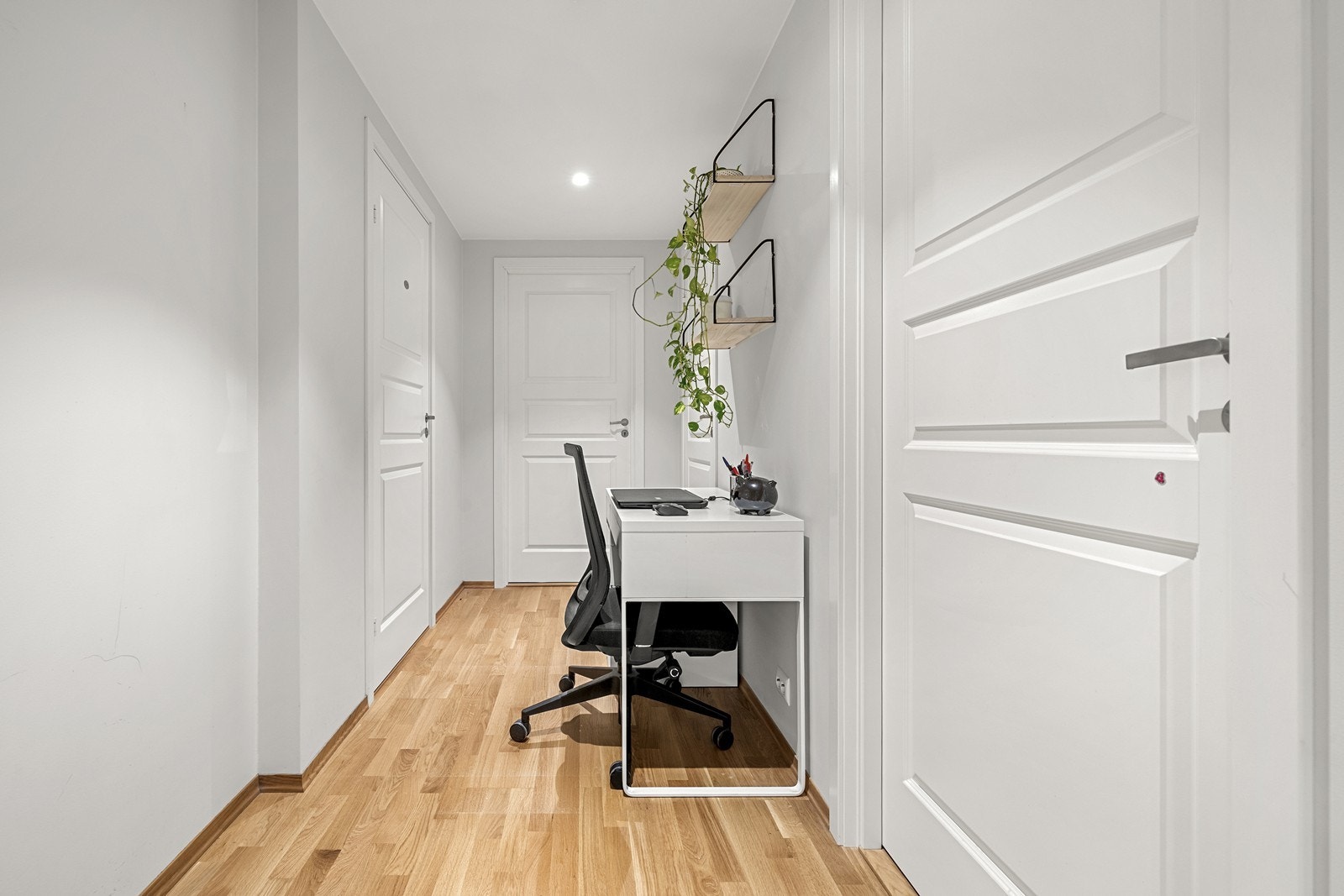 En mellomgang gir mulighet for en praktisk hjemmekontorplass. Galleribilde