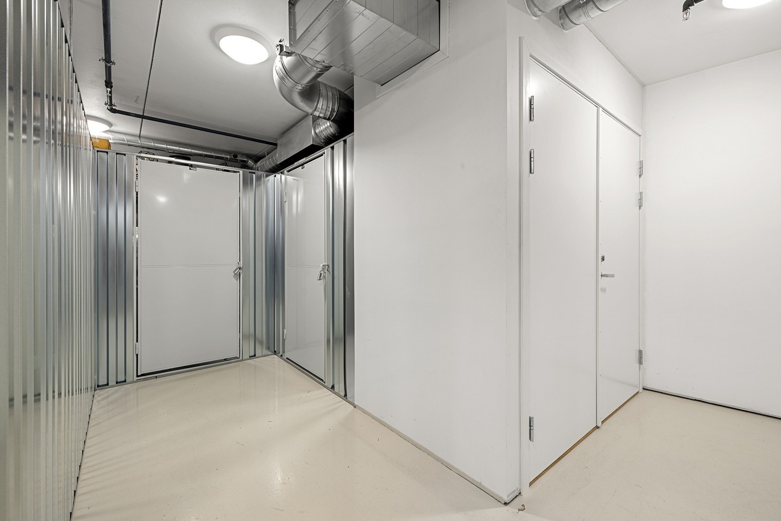 Leiligheten disponerer en romslig bod i kjeller for ekstra lagring. Galleribilde