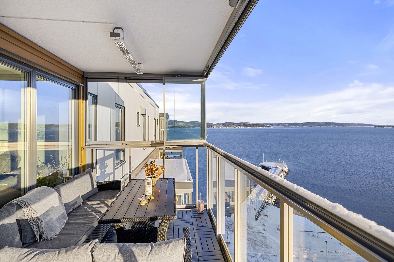 Velkommen til Strandholmen 1! Presentert av Emilie Bertine og Kimberly v/ Eiendomsmegler1. Foto: Mads Petter Karlsen Galleribilde