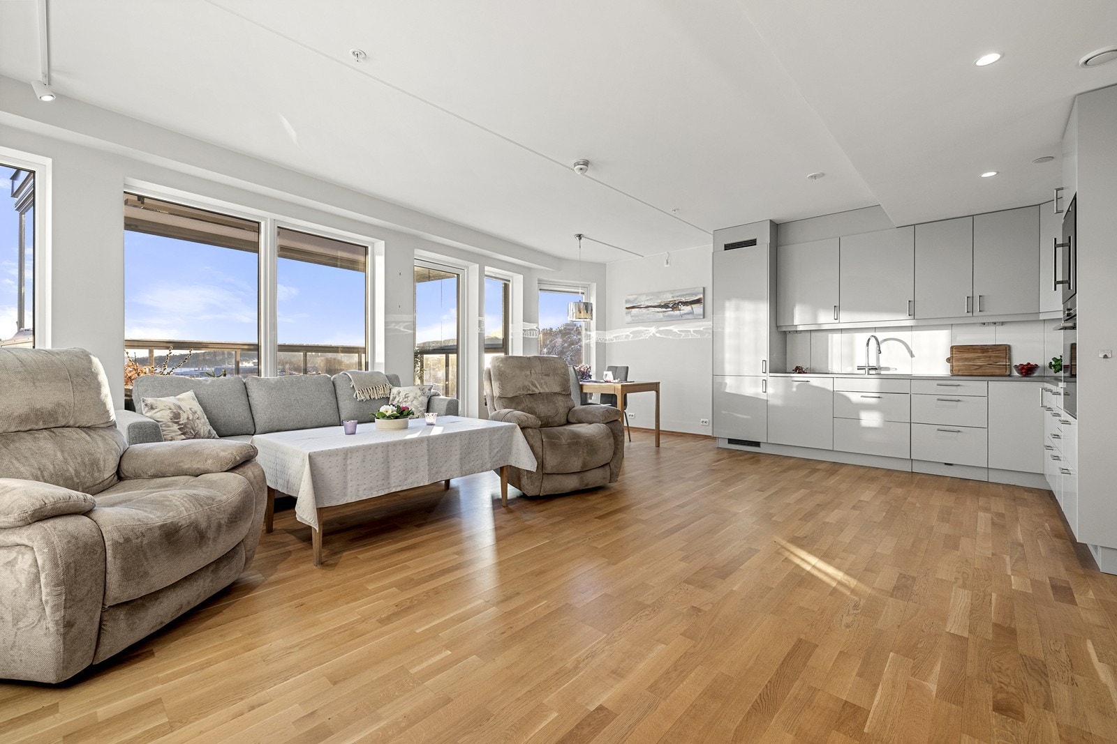 Kjøkkenet er en integrert del av oppholdsrommet, praktisk og sosialt. Galleribilde