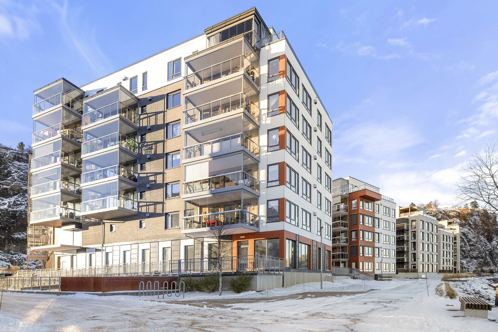 Bygget har en sentral og attraktiv plassering på bryggekanten. Galleribilde