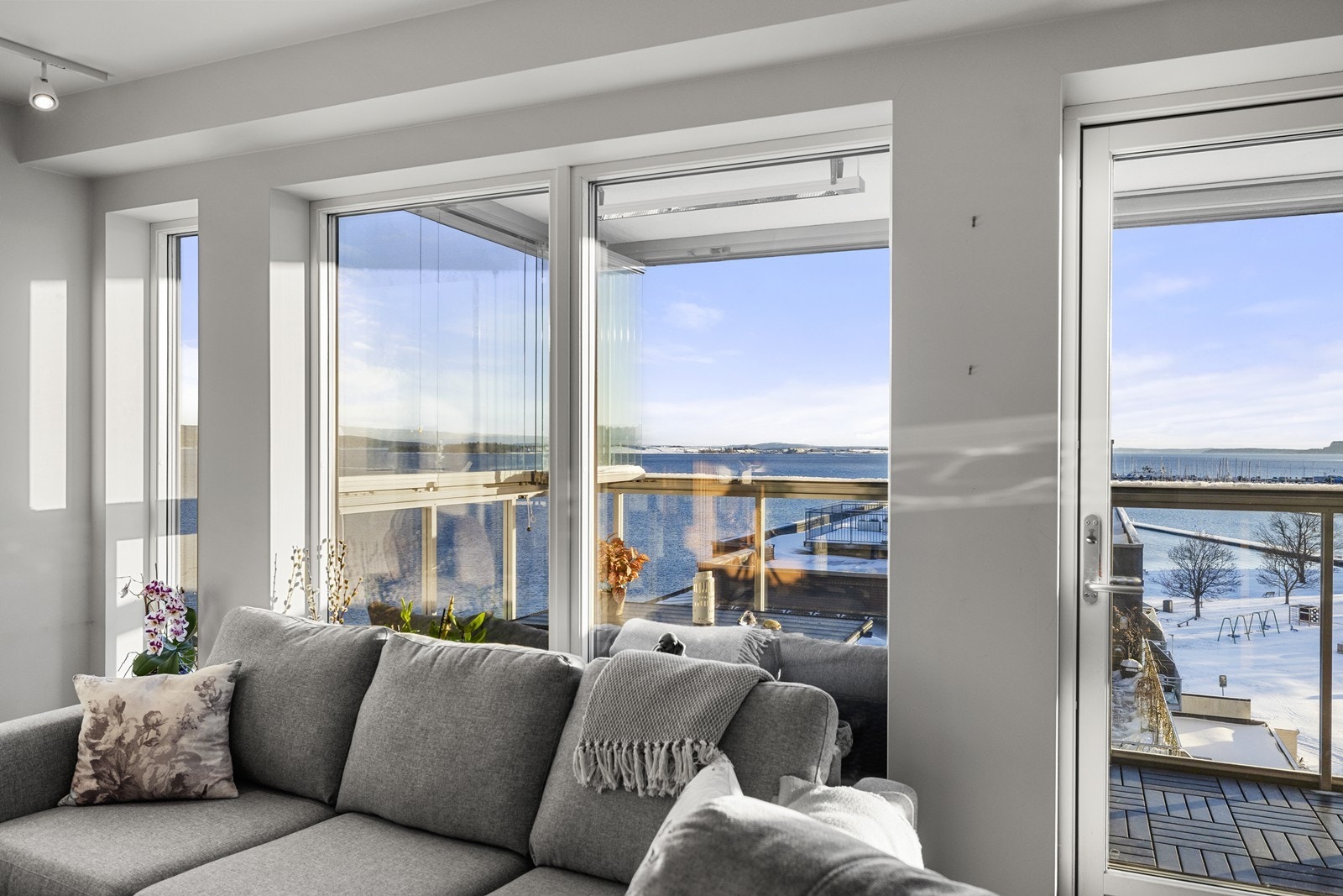 Vinduene slipper inn rikelig med dagslys og rammer inn utsikten mot fjorden. Galleribilde