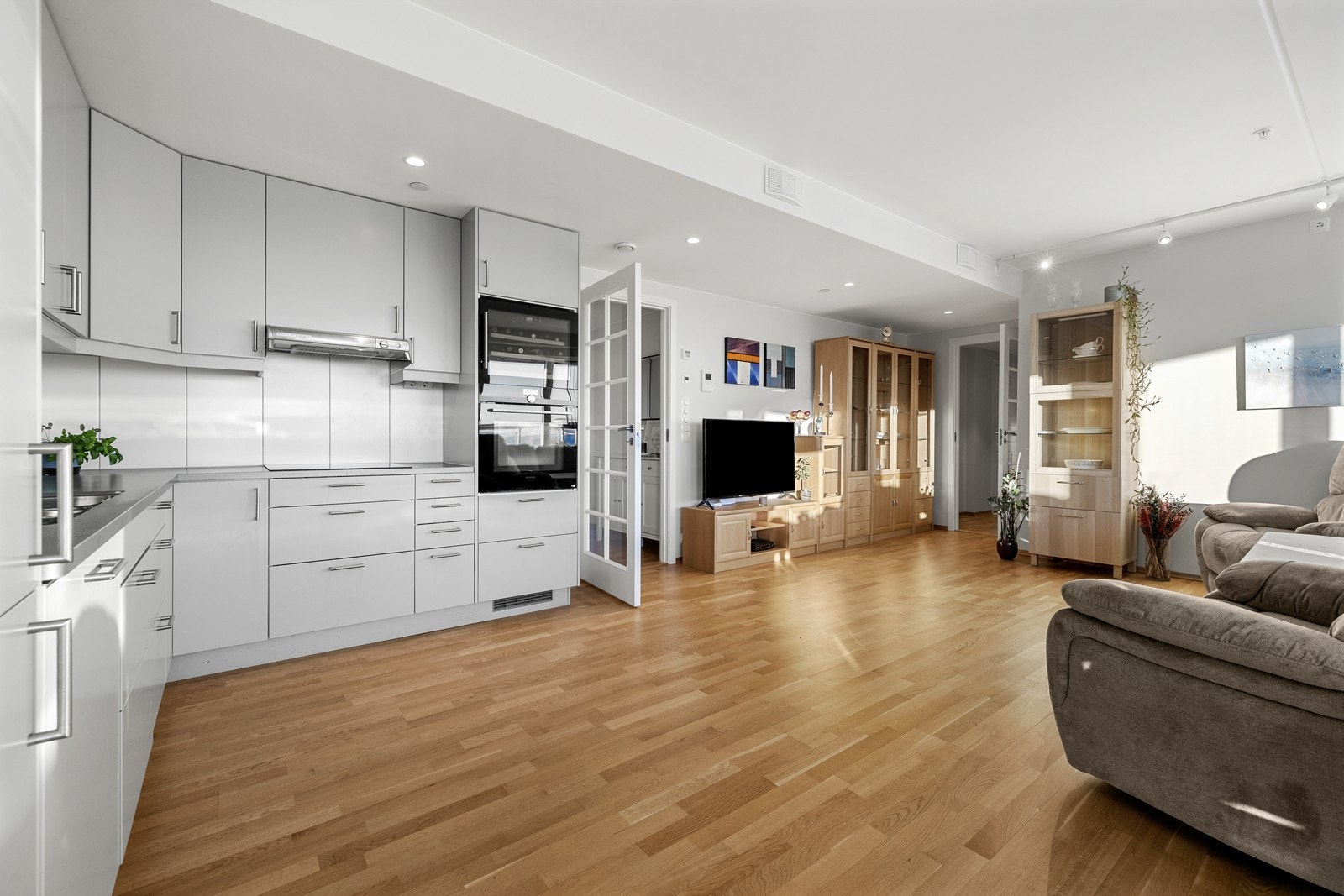 Rikelig med skap- og benkeplass i en moderne og funksjonell kjøkkeninnredning. Galleribilde