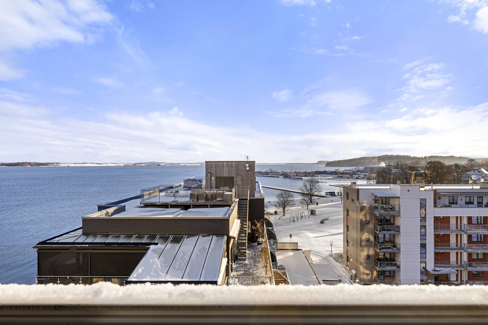 Oversikt mot Holmestrand sentrum og gjestehavnen. Galleribilde