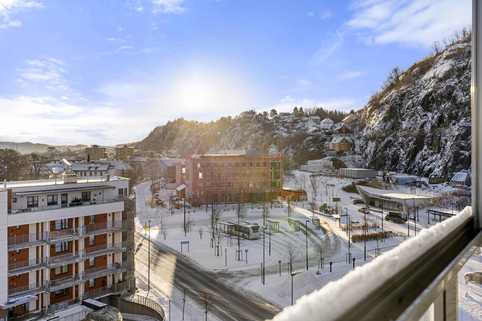 Kollektivknutepunkt med bussholdeplass og togstasjon like utenfor døren. Galleribilde