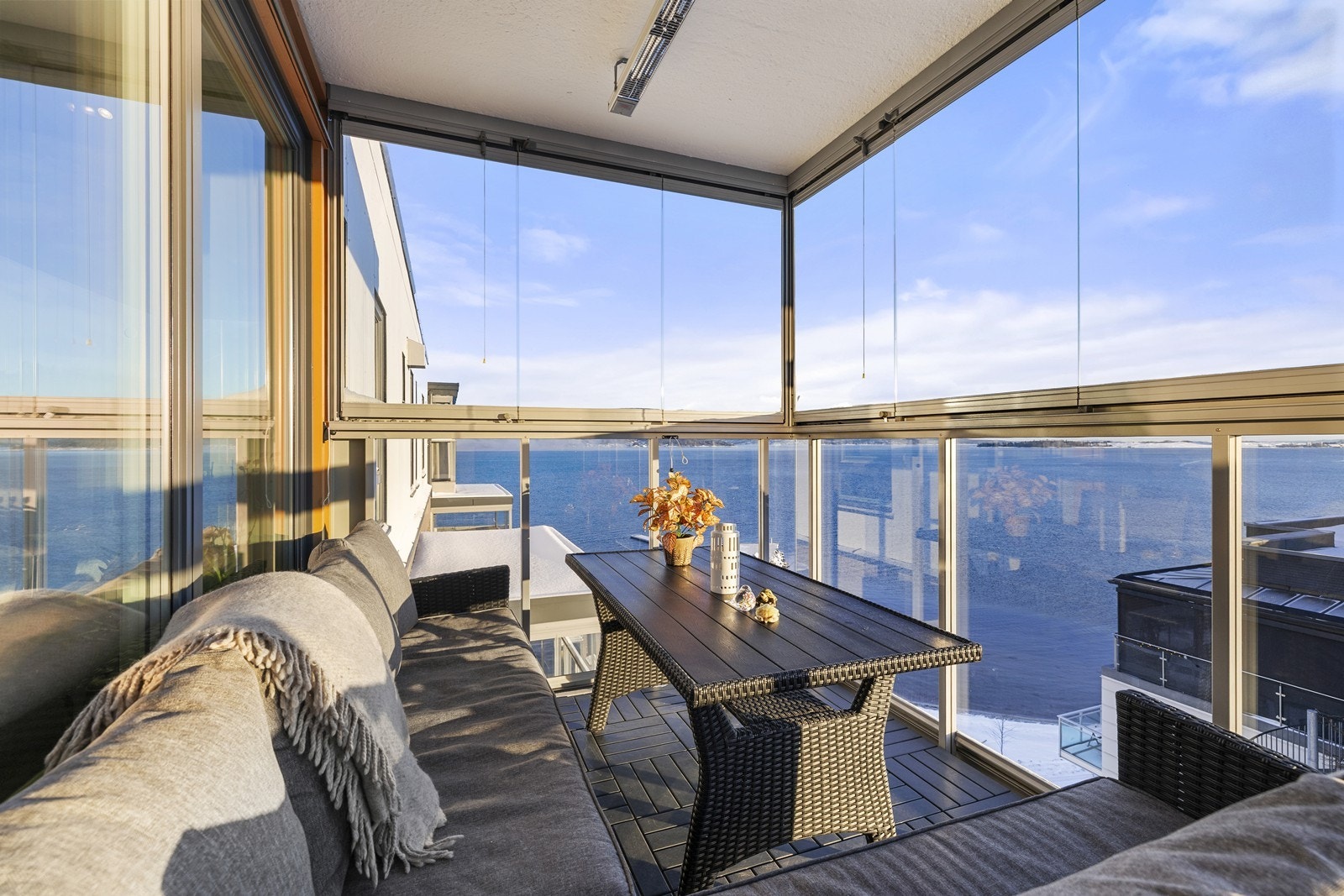 Utsikten over fjorden gir en følelse av å være tett på vannet. Galleribilde