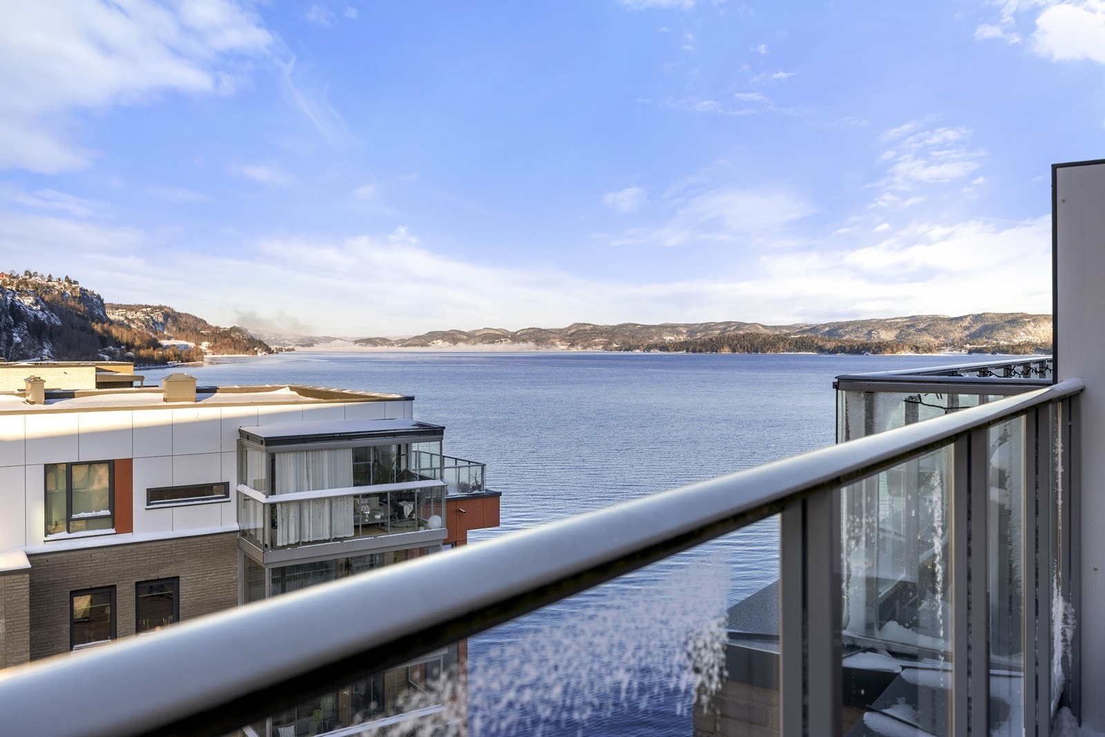 Fra balkongen ser man rett ut på fjorden og båtlivet. Galleribilde