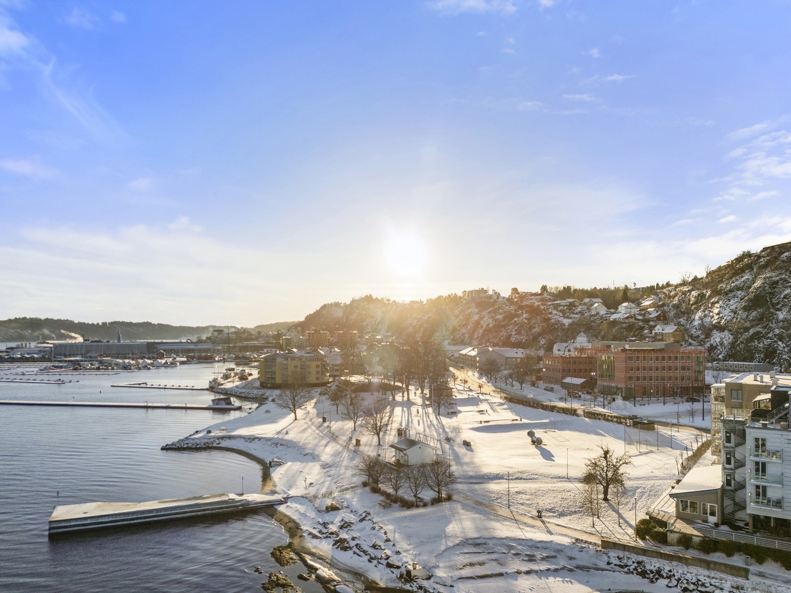 Nærområdet byr på parkområder og badeplass rett ved leiligheten. Galleribilde