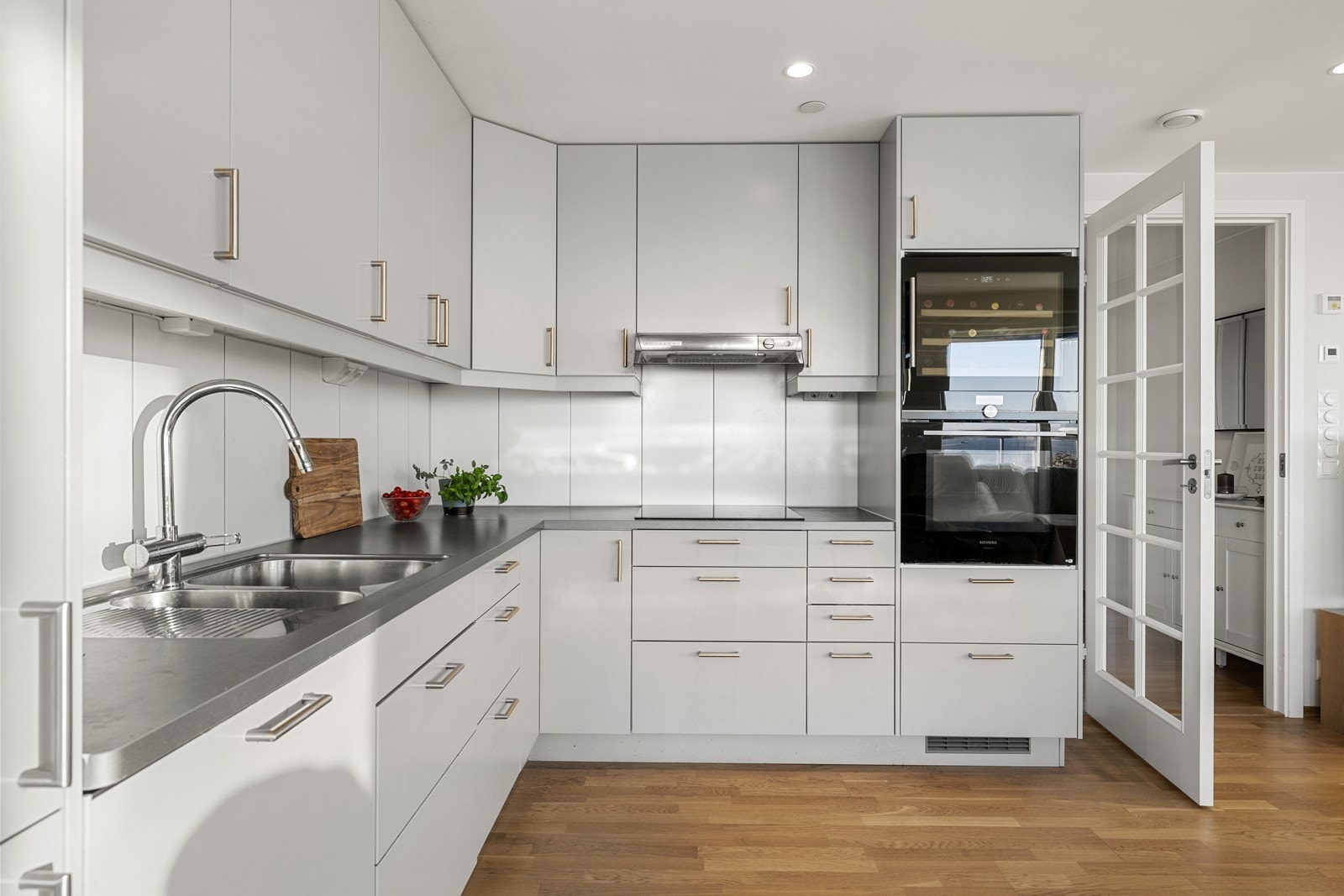 Kjøkkenet har integrerte hvitevarer og god arbeidsflyt. Galleribilde