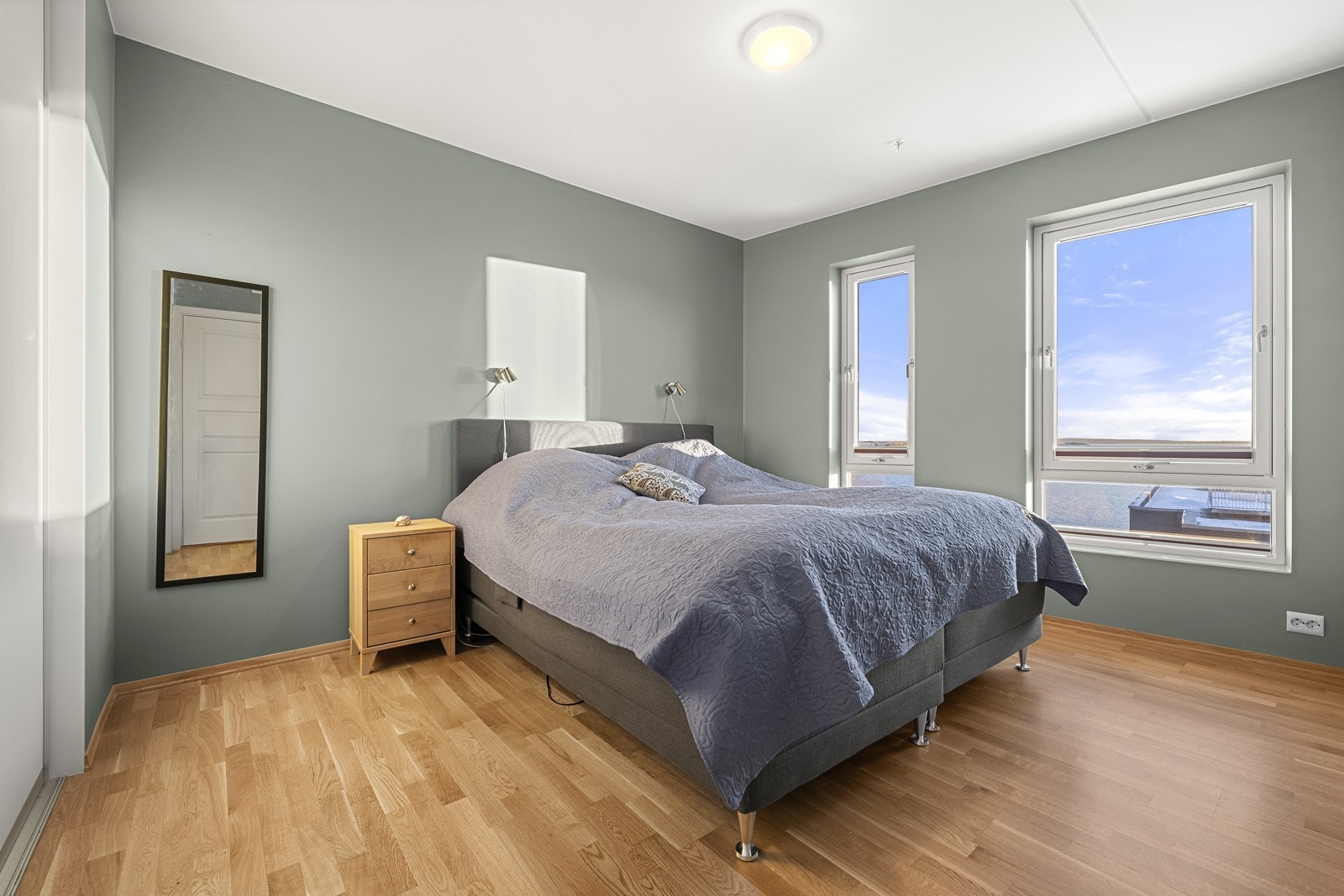 Hovedsoverommet har god plass til dobbeltseng og tilhørende møblement. Galleribilde