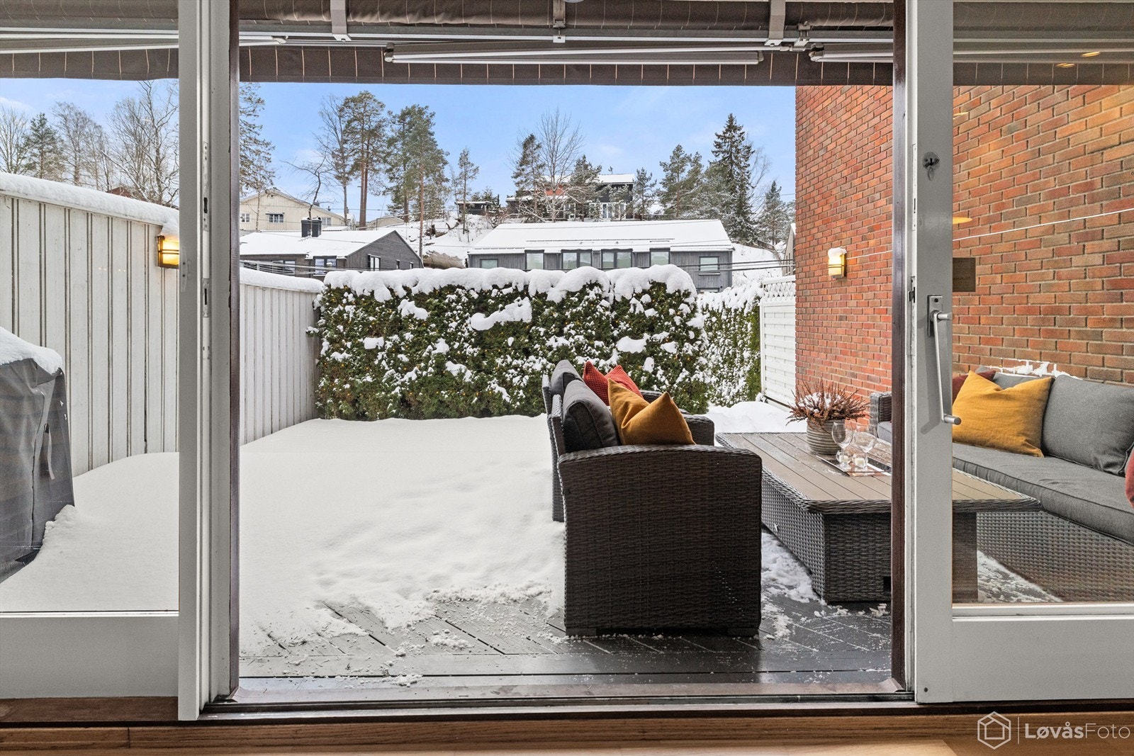 Den skjermede markterrassen blir en naturlig forlengelse av stuen. Galleribilde