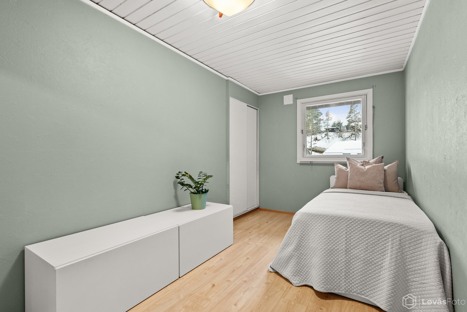 Også dette rommet har garderobeskap for oppbevaring. Galleribilde