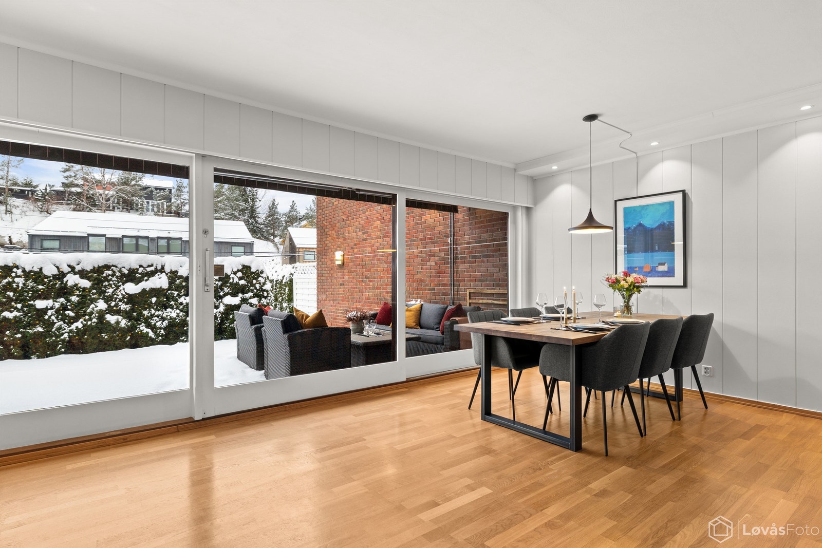 Fra stuen er det heve- og skyvedør ut til markterrassen og hagen. Galleribilde