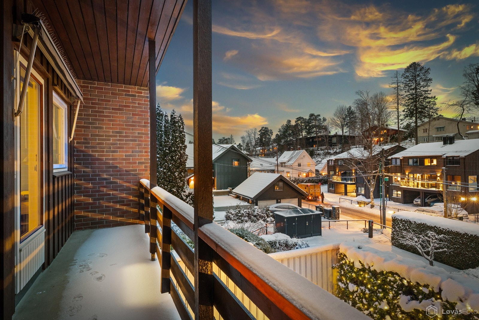 Balkongen har et trivelig utsyn over nabolaget. Galleribilde