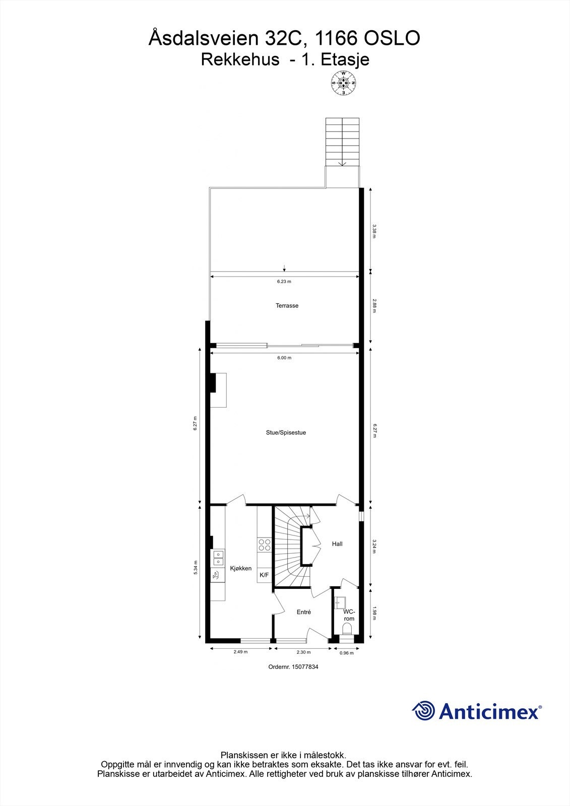 Første etasje har en god planløsning med entré, hall, wc, kjøkken og en romslig stue. Galleribilde