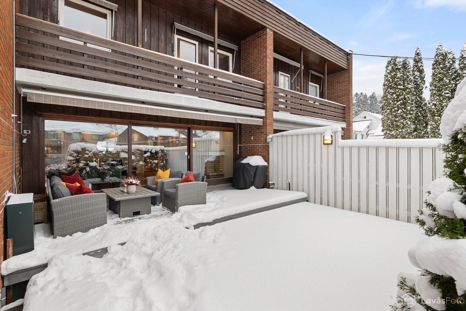 Oversikt over den private hagen og uteplassen. Galleribilde